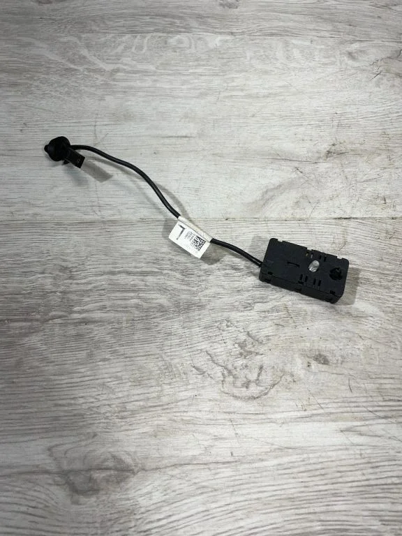 Aerial antenna amplifier 150942000B – Tesla Model 3 (2017-)