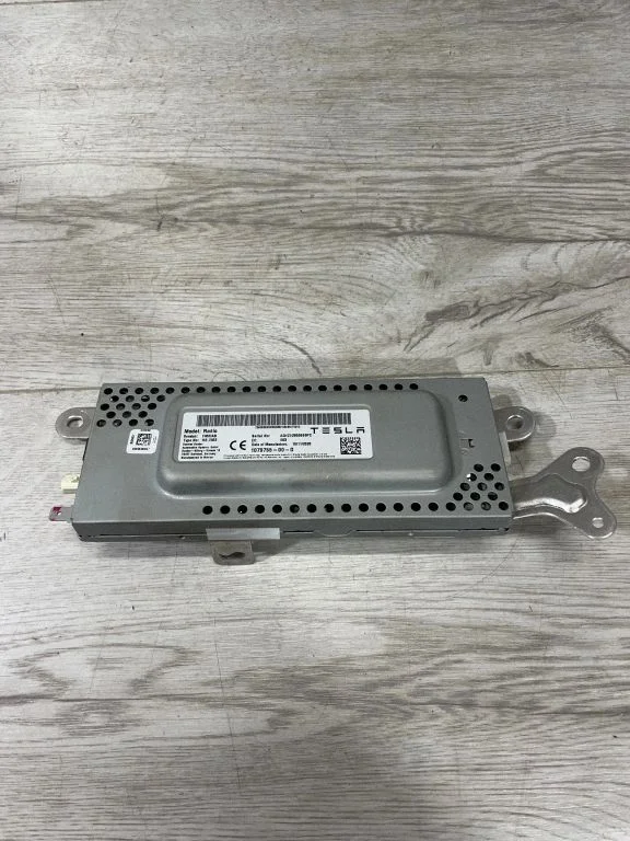 Aerial antenna amplifier 107975500D – Tesla Model 3 (2017-)