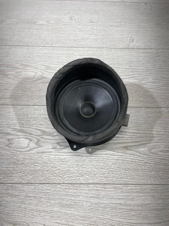 Skaļrunis (-ņi) priekšējās durvīs 8381549