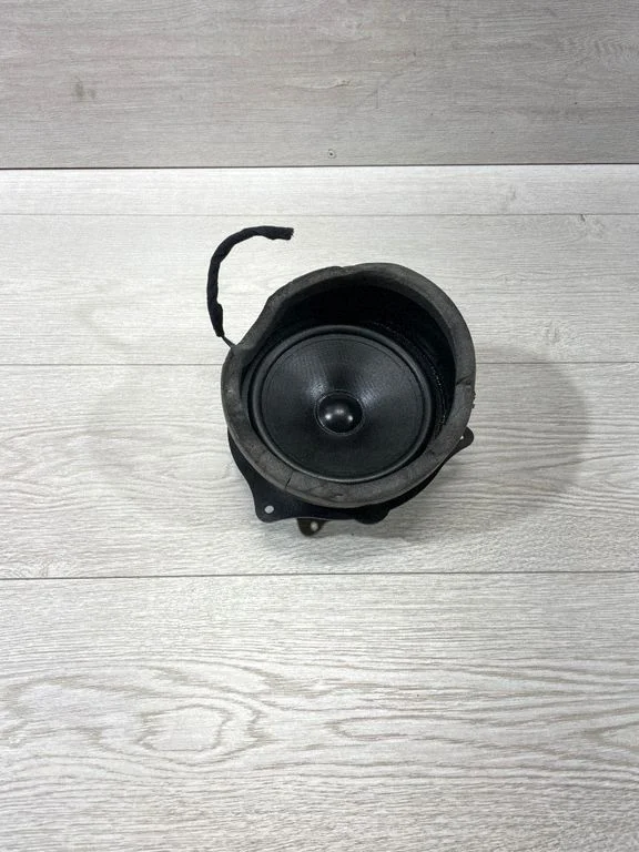 Skaļrunis (-ņi) priekšējās durvīs 8381550