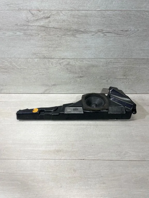 Skaļrunis (-ņi) priekšējās durvīs 8369065