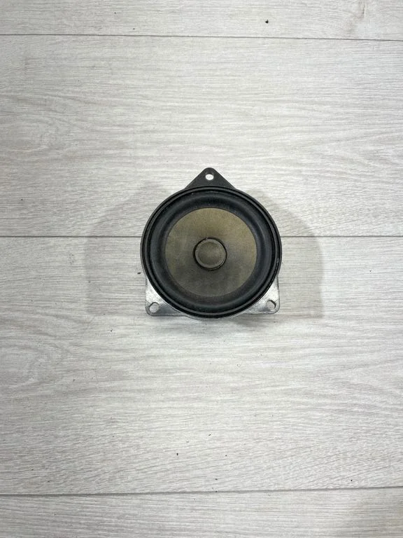 Skaļrunis (-ņi) aizmugurējās durvīs 9288770