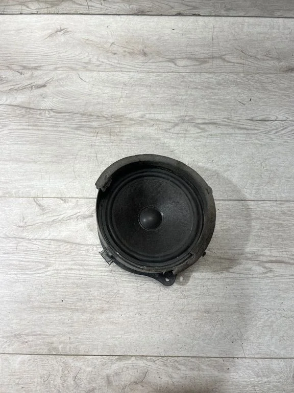Skaļrunis (-ņi) aizmugurējās durvīs 8379093