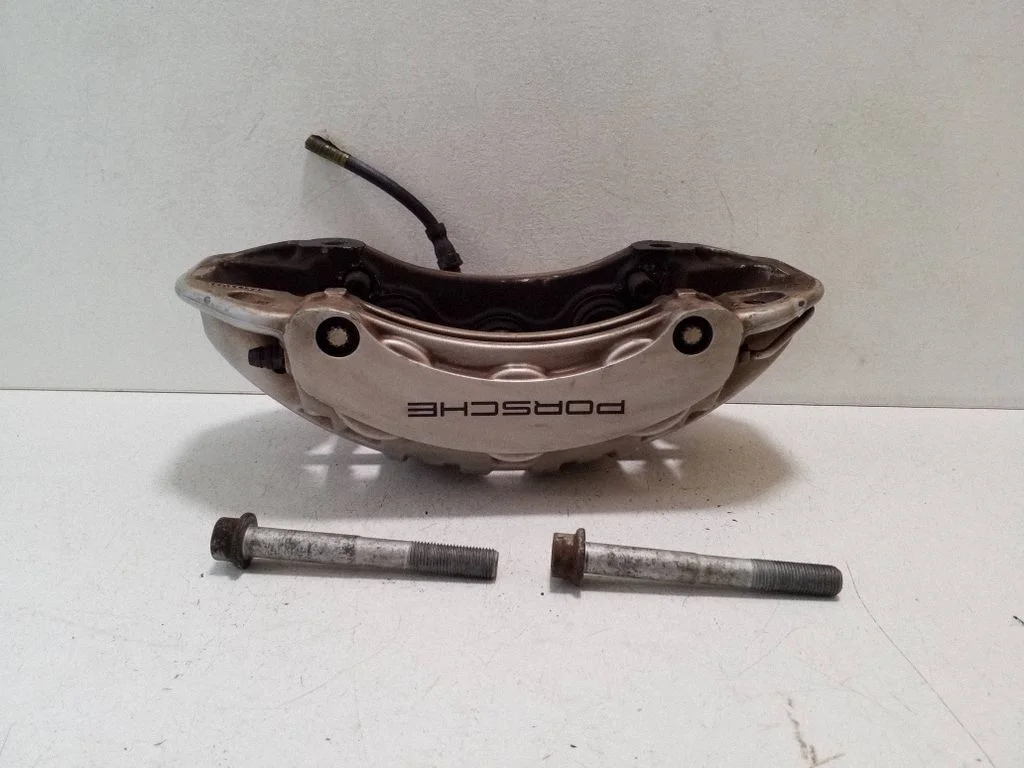 Zacisk hamulcowy przedni 95B615106L