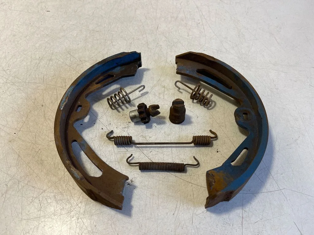 Handbrake/parking brake pads – right