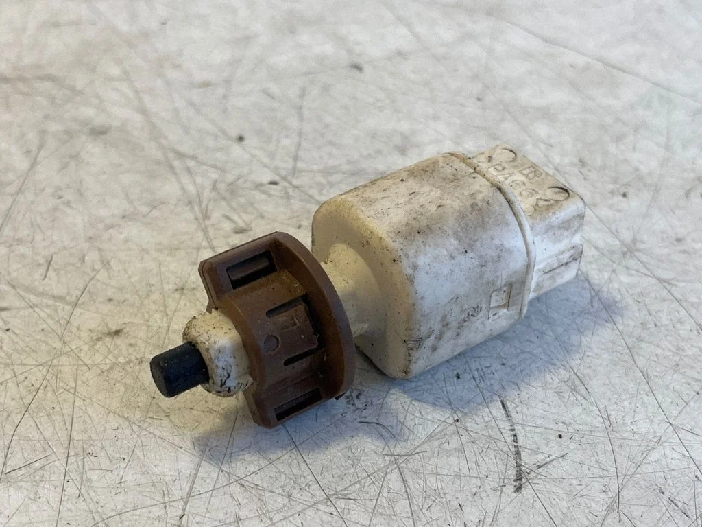 Brake pedal sensor switch 2701X50