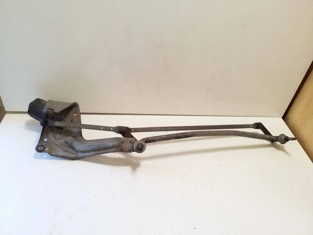 Front wiper linkage and motor 7700834388 – Renault Megane I (1995-2002)