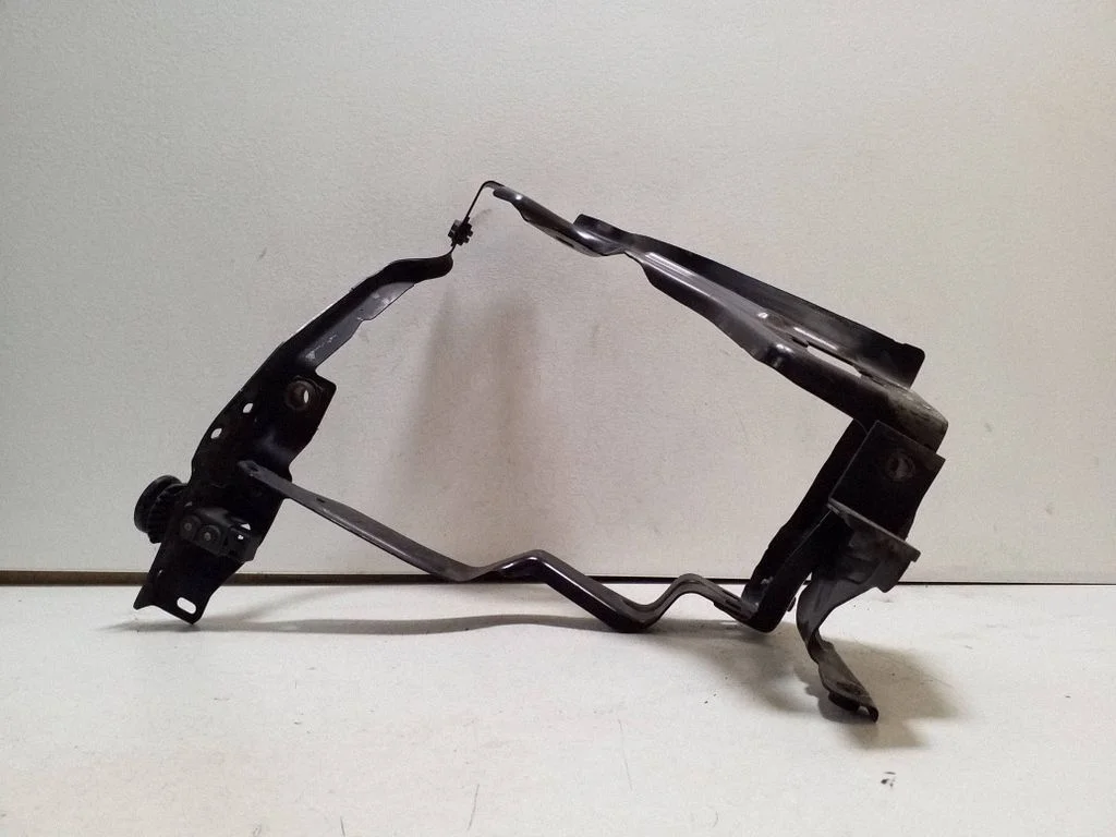 Esitule kinnitusklamber – Mercedes-Benz C-klass AMG W204 (2007-2014)