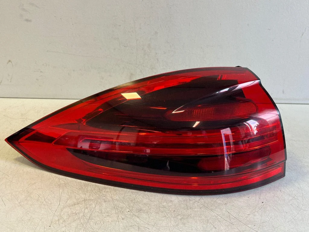 Rear/tail lights 7P5945207H