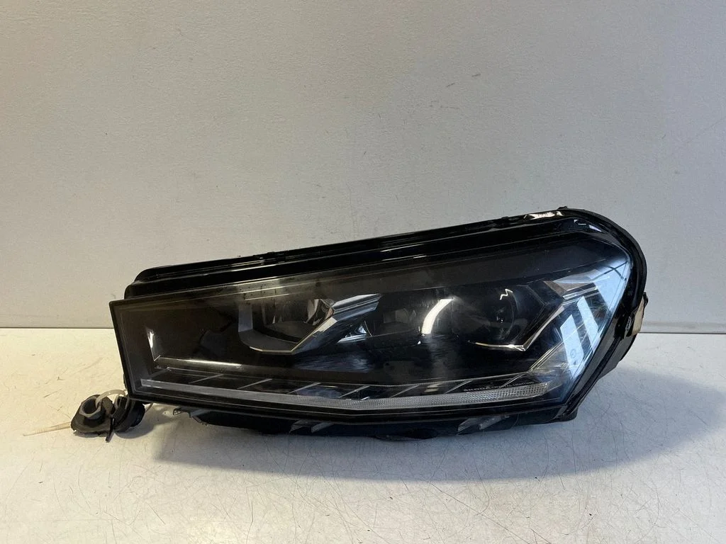 Headlight/headlamp 6VC941015B