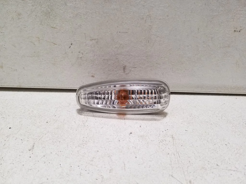 Front fender indicator light 923031W