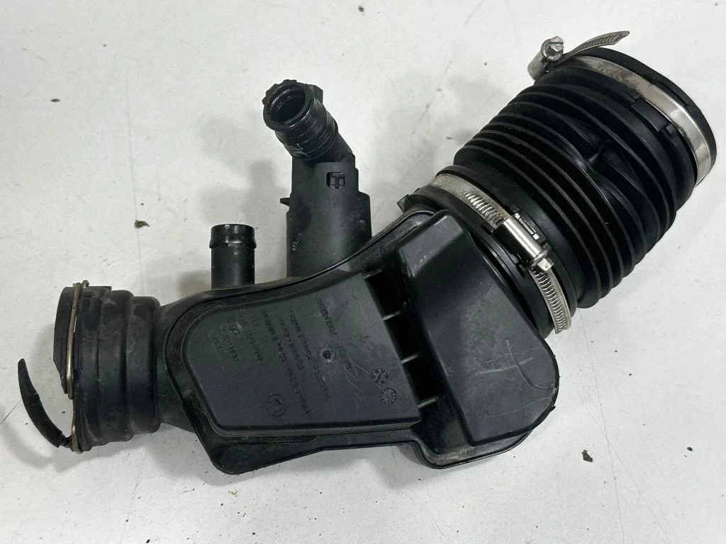 Õhu sisselaske voolik (-ud)/ toru (-d) 8601661 – BMW X1 E84 (2009-2015)
