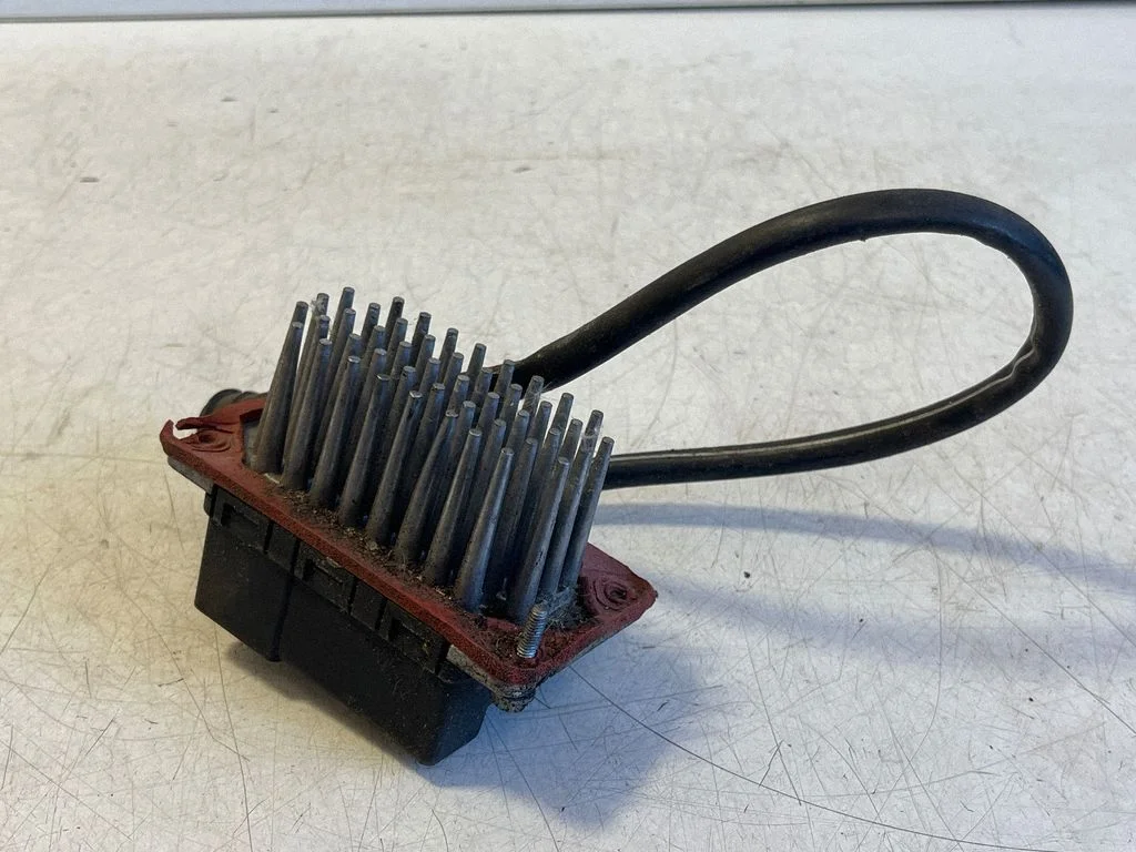 Rezystor dmuchawy 4A0820521 – Audi 100 S4 C4 (1990-1995)