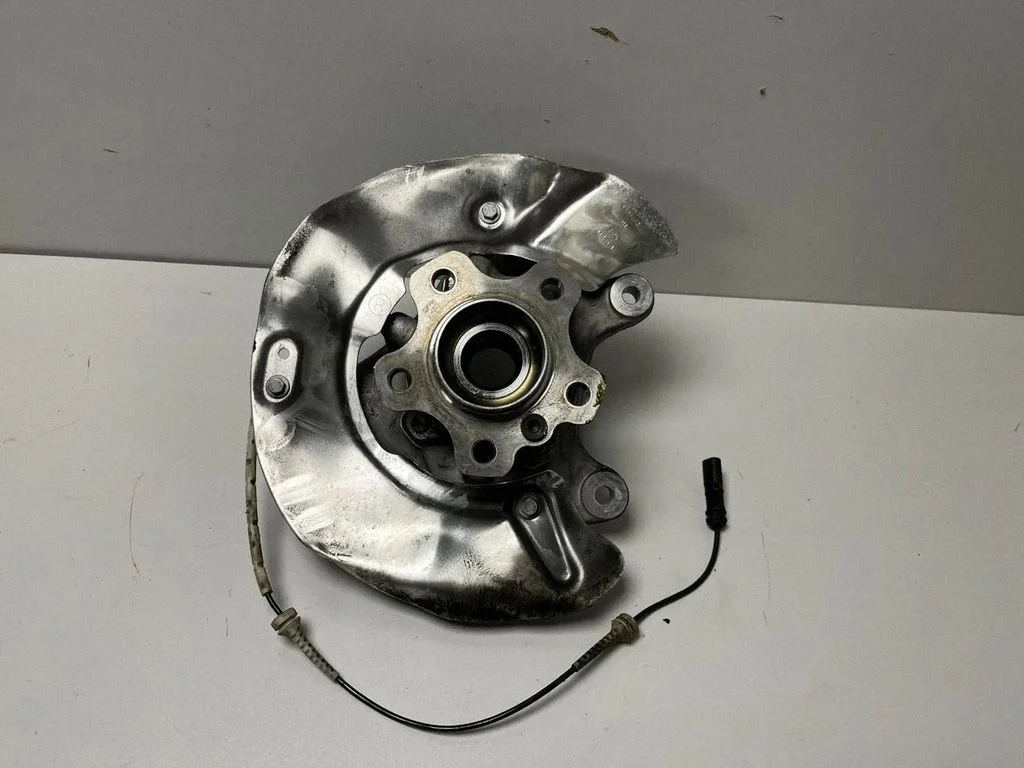 Front wheel hub 6890172