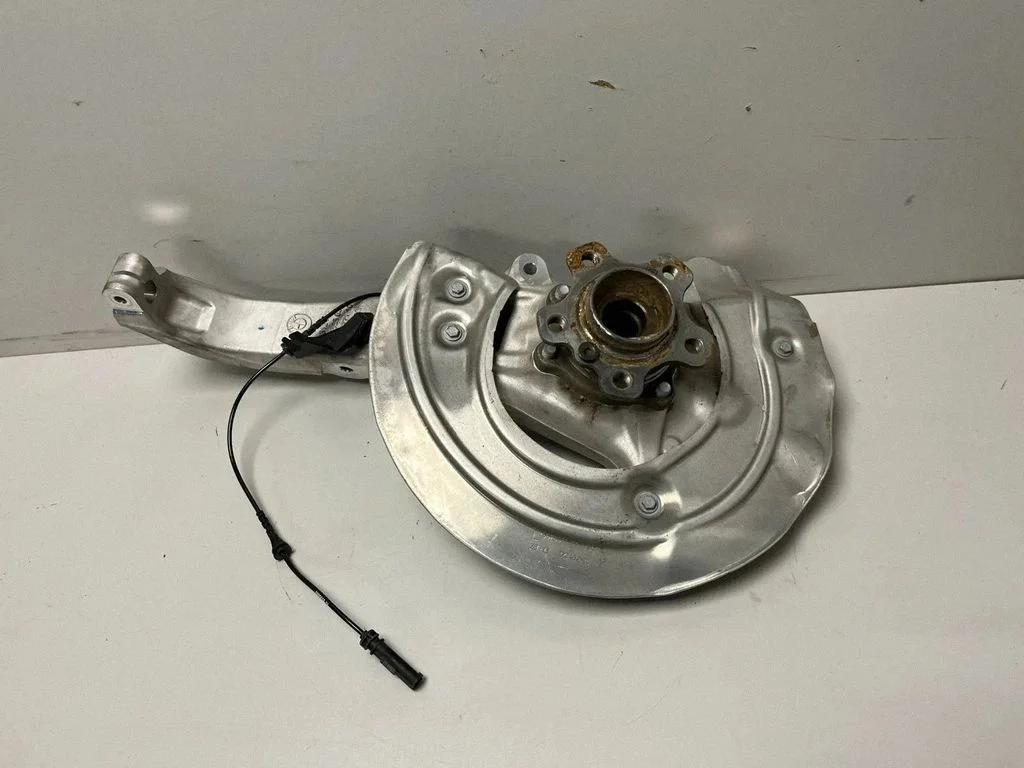 Front wheel hub 6876655