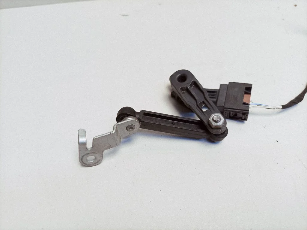 Rear air suspension level height sensor 6895467