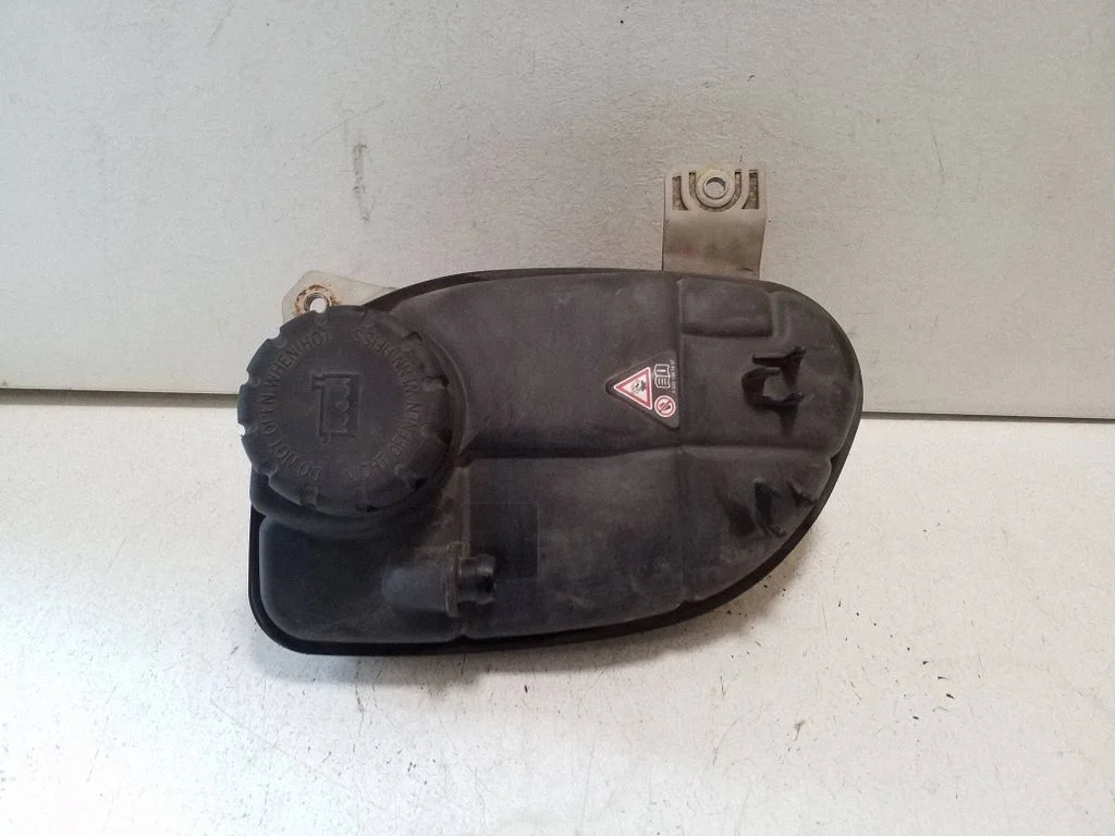 Coolant expansion tank/reservoir A4475000049