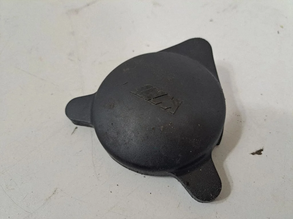 Front bumper mounting bracket 7891281
