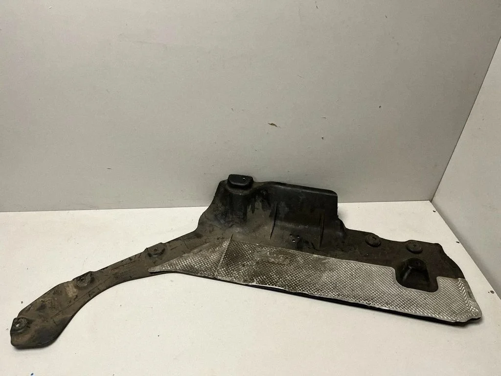 Center/middle under tray cover