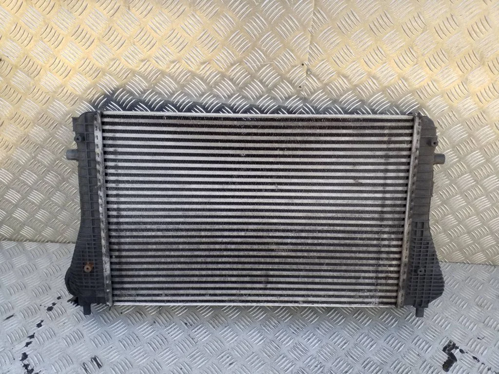 Vahejahuti radiaator 1K0145803A