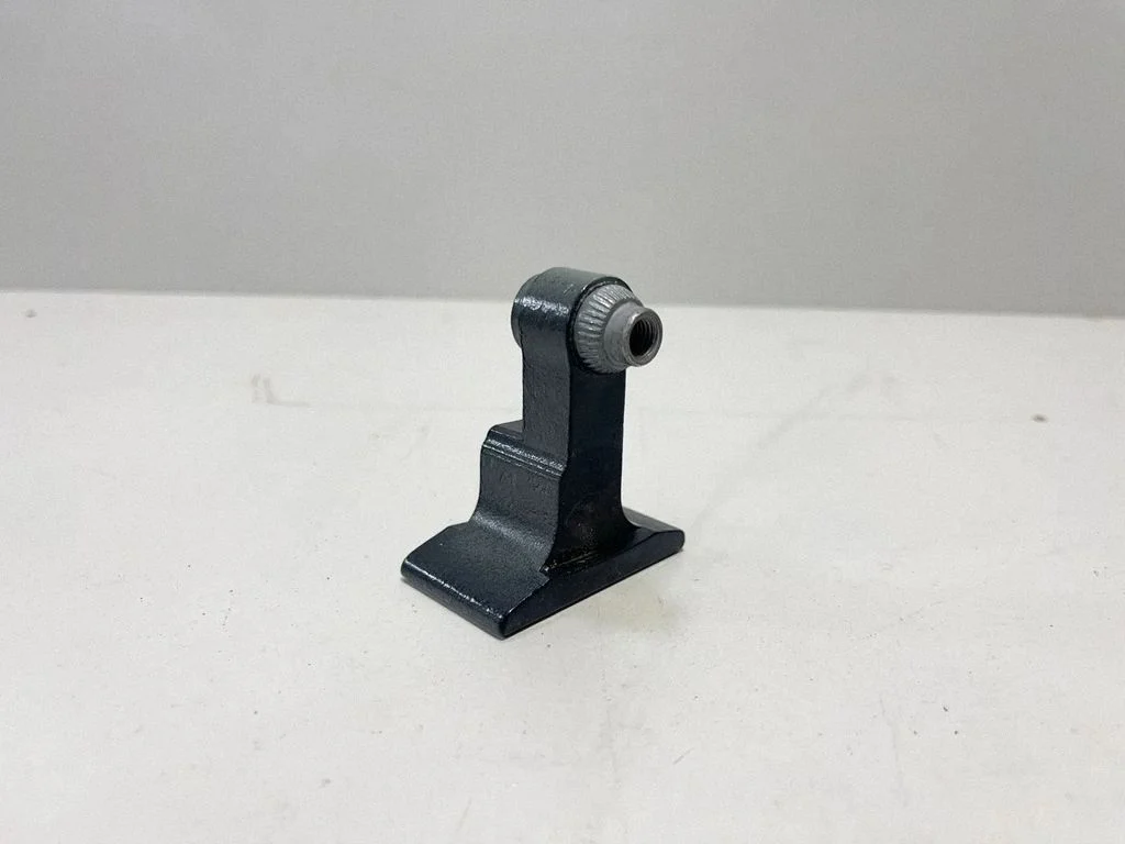 Front door upper hinge 7333060