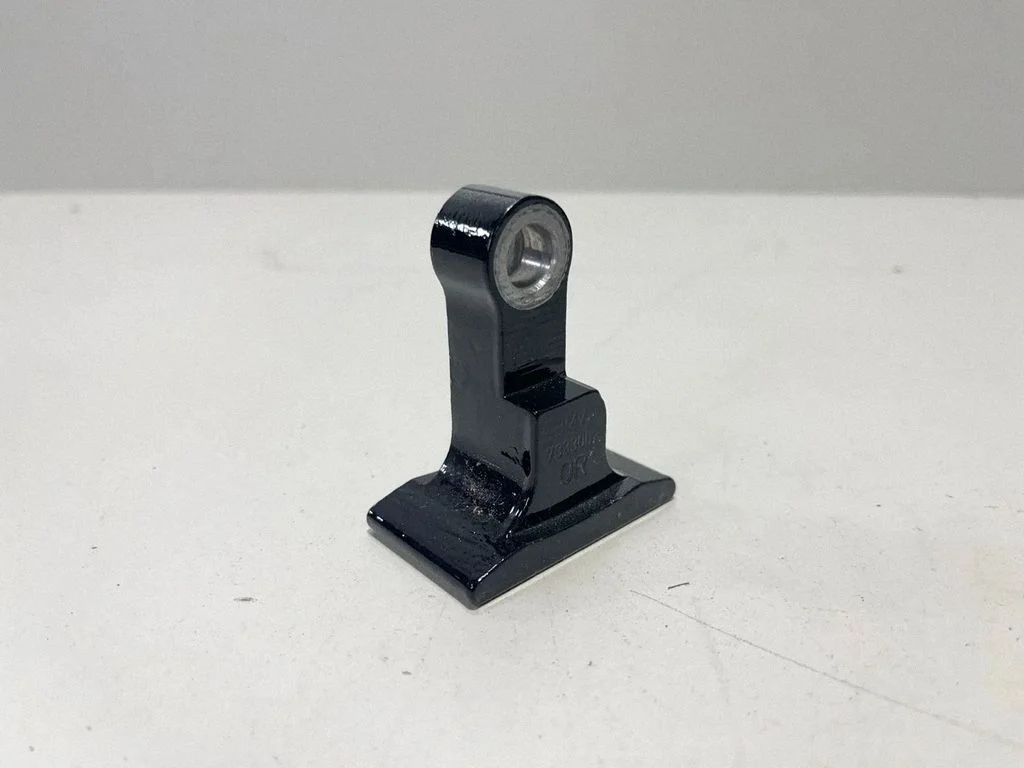 Front door upper hinge 7333062