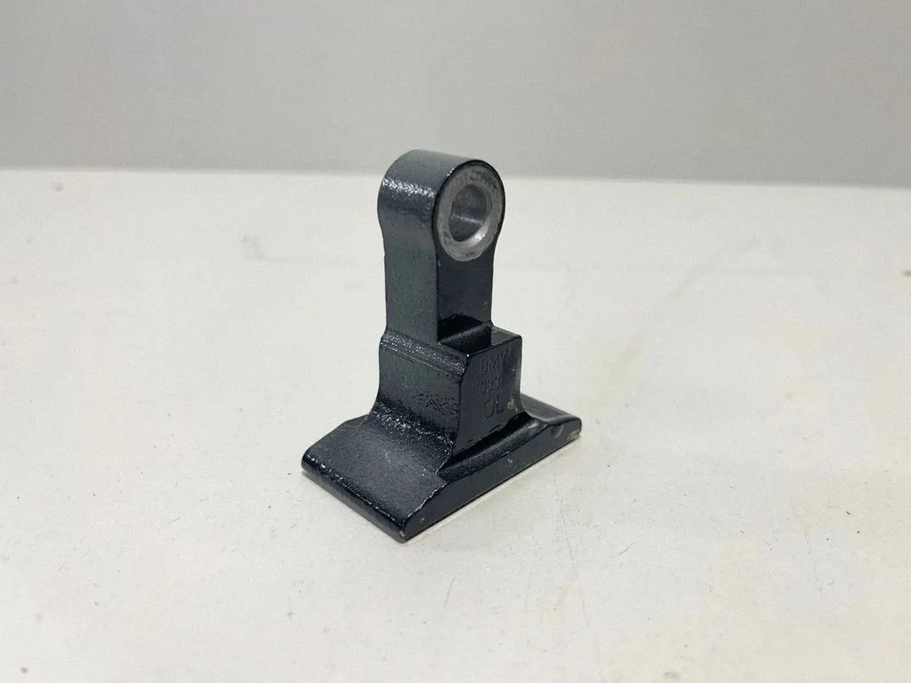 Rear door lower hinge 7333061