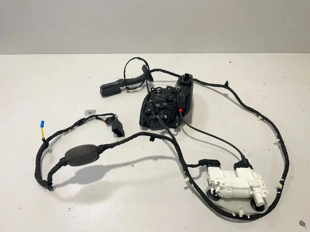 Rear door lock 7477703
