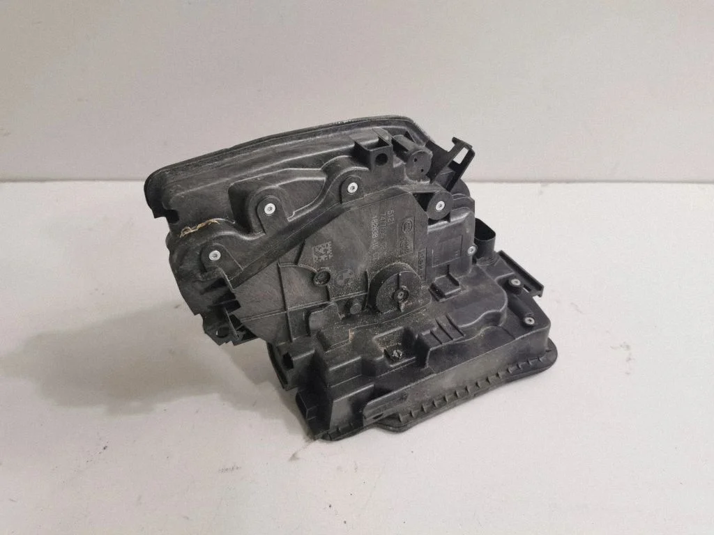 Priekšējā slēdzene (pie roktura) – BMW 5. sērija G30 G31 G38 (2016-)