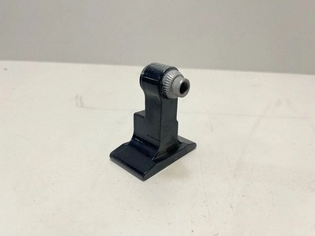 Front door upper hinge 7333059
