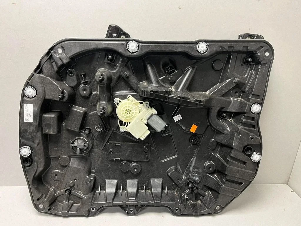 Priekšējā el. loga pacēlāja mehānisma komplekts – BMW X5 G05 (2018-)
