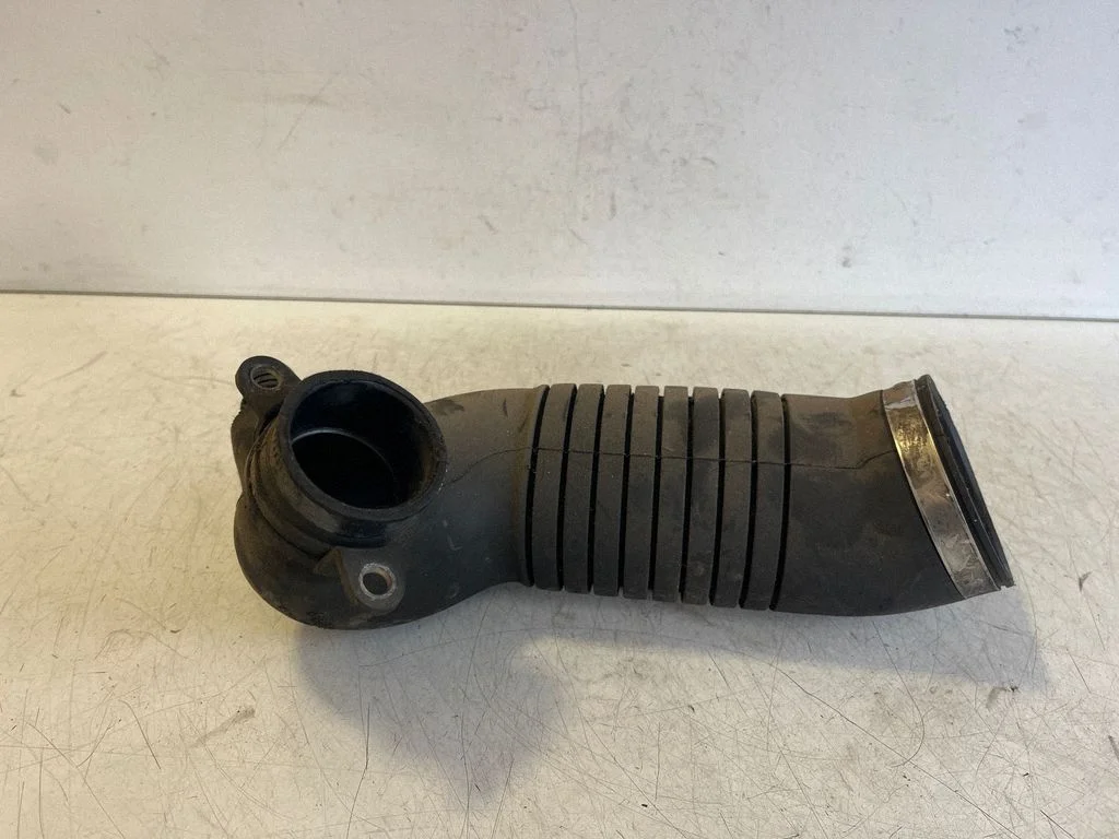 Turbo air intake inlet pipe/hose 8D0129615K – Volkswagen Passat B5.5 (2001-2005)