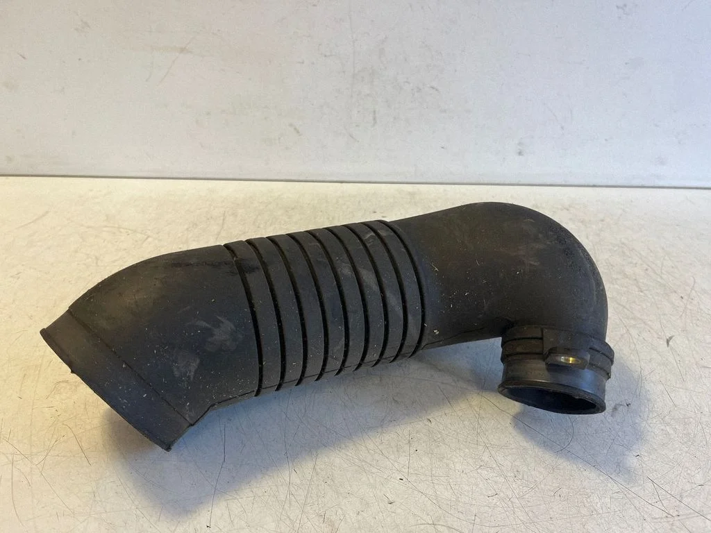 Turbo air intake inlet pipe/hose 8D0129615K – Volkswagen Passat B5.5 (2001-2005)