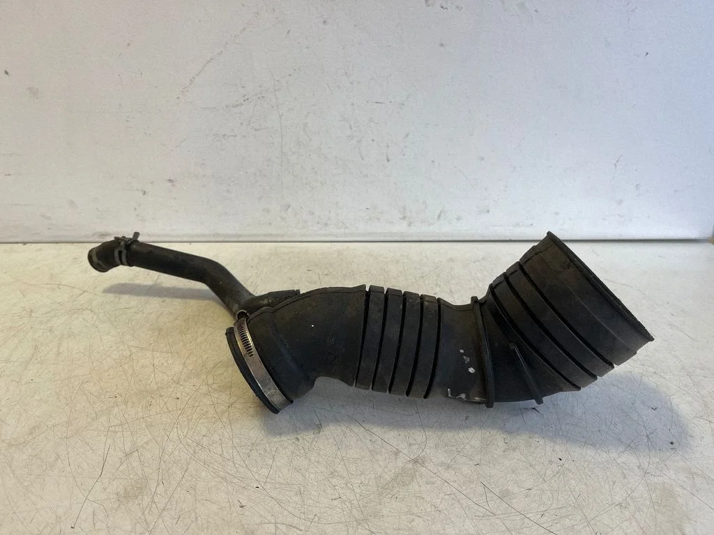 Turbo air intake inlet pipe/hose 4B0129627A – Volkswagen Passat B5.5 (2001-2005)