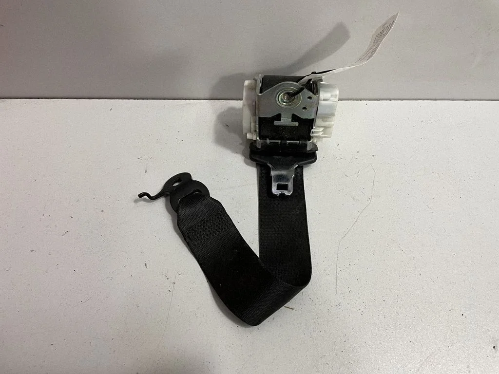 Middle seatbelt (rear) – BMW 7 Series F01 F02 F03 F04 (2008-2016)