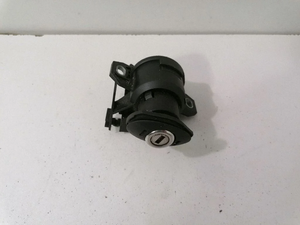 Tailgate/boot open switch button