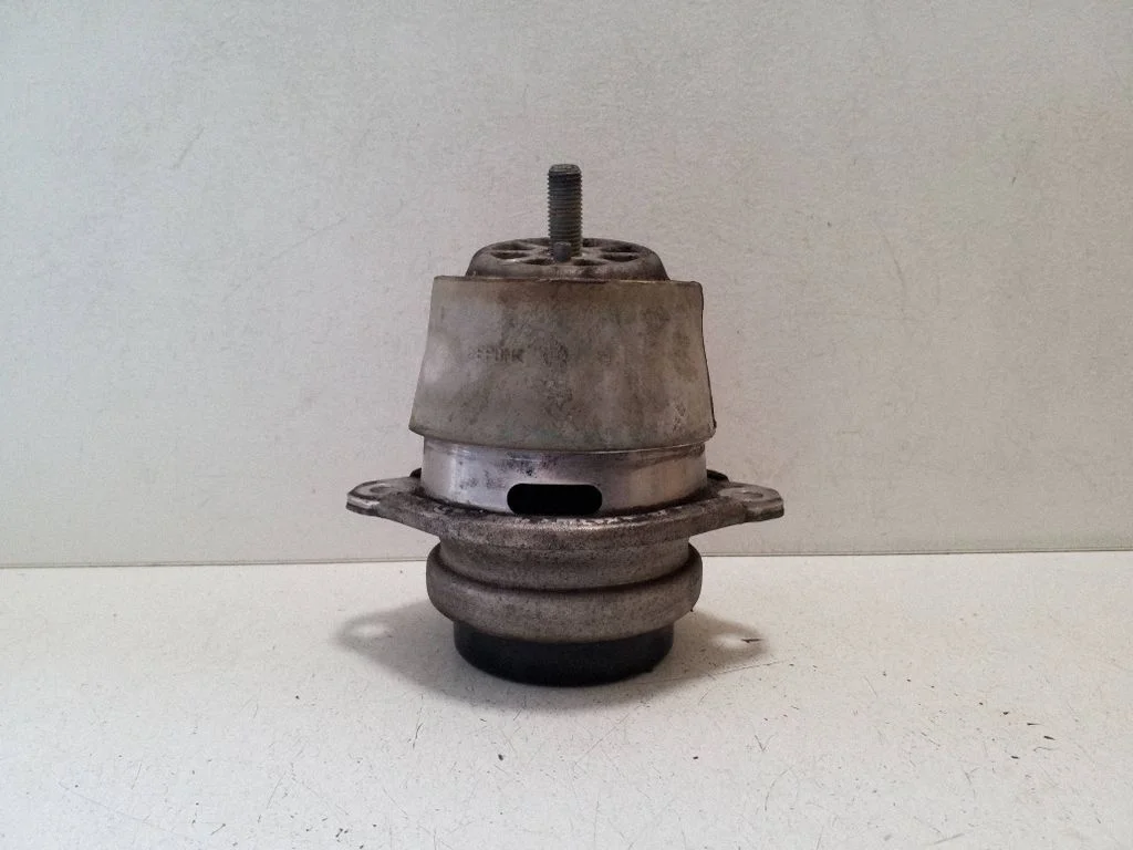Engine mount bracket 7P5199131