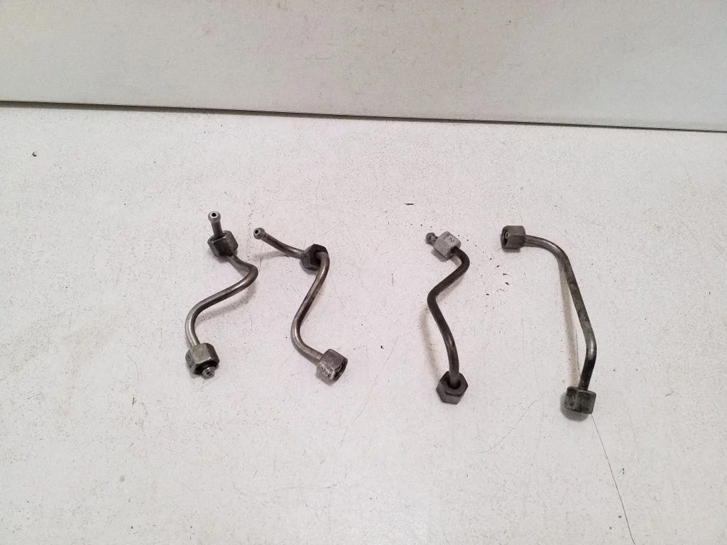 Fuel injector supply line/pipe