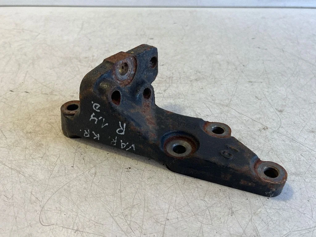 Engine mounting bracket