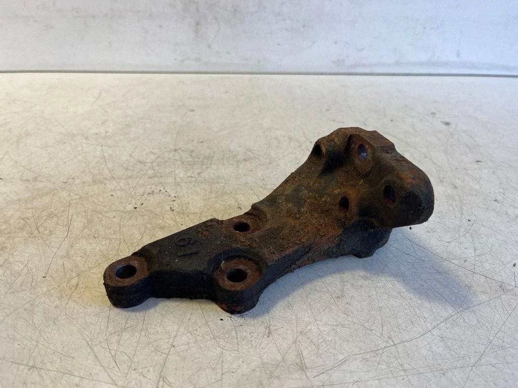 Engine mounting bracket