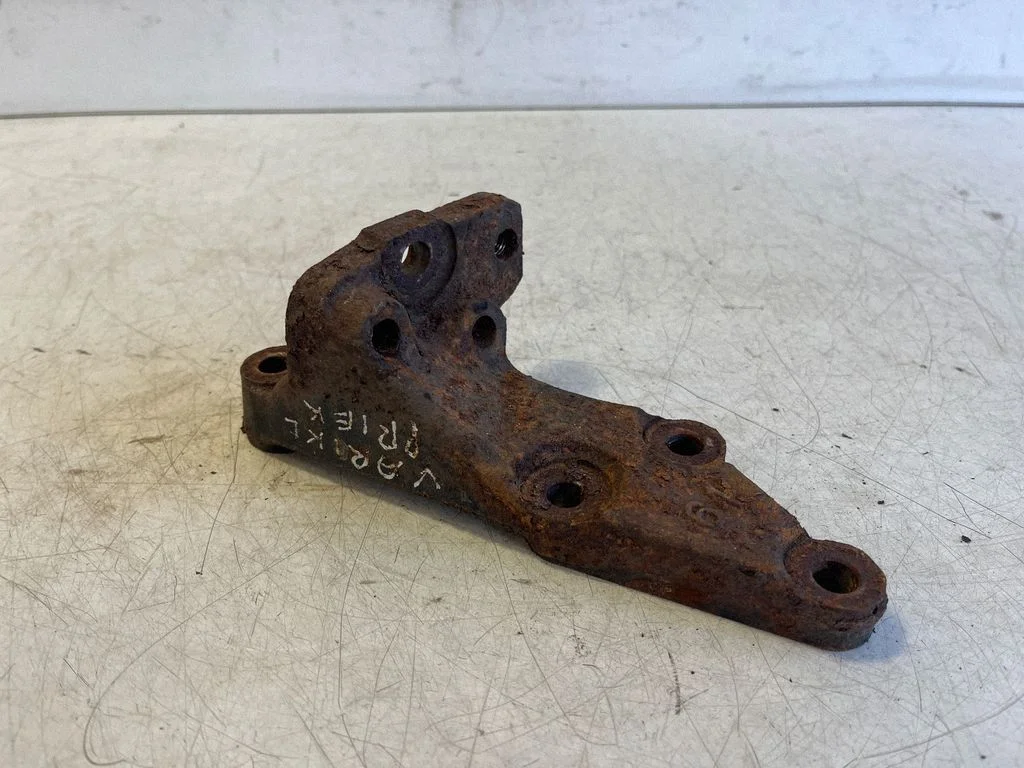 Engine mounting bracket