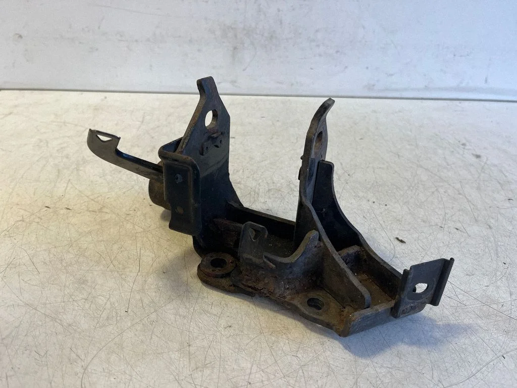 Engine mounting bracket