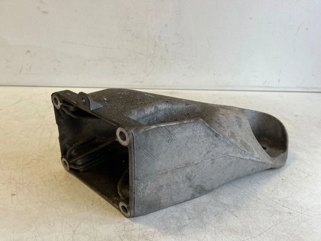Engine mounting bracket 022199308