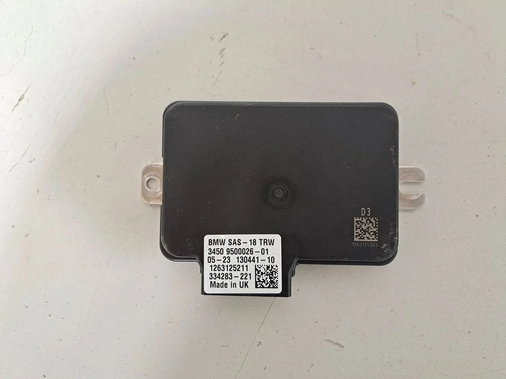 Aizmugurējo bremžu (EMF) vadības bloks 9500026