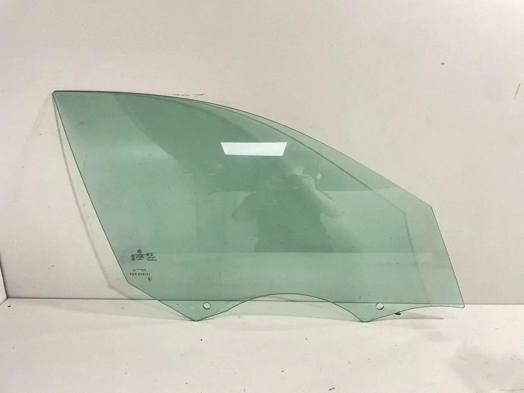 Esiukse põhiklaas (neljaukselise) – BMW 5-seeria G30 G31 G38 (2016-)