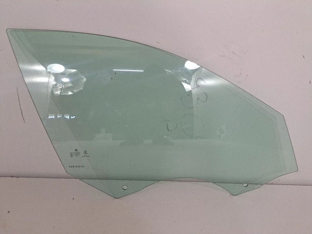 Esiukse põhiklaas (neljaukselise) – BMW 5-seeria G30 G31 G38 (2016-)