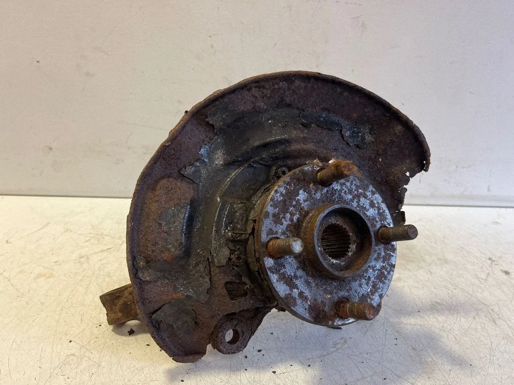 Front wheel hub – left