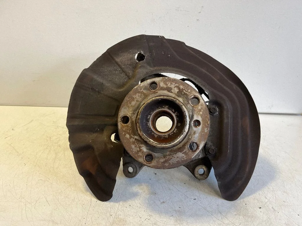 Front wheel hub – left