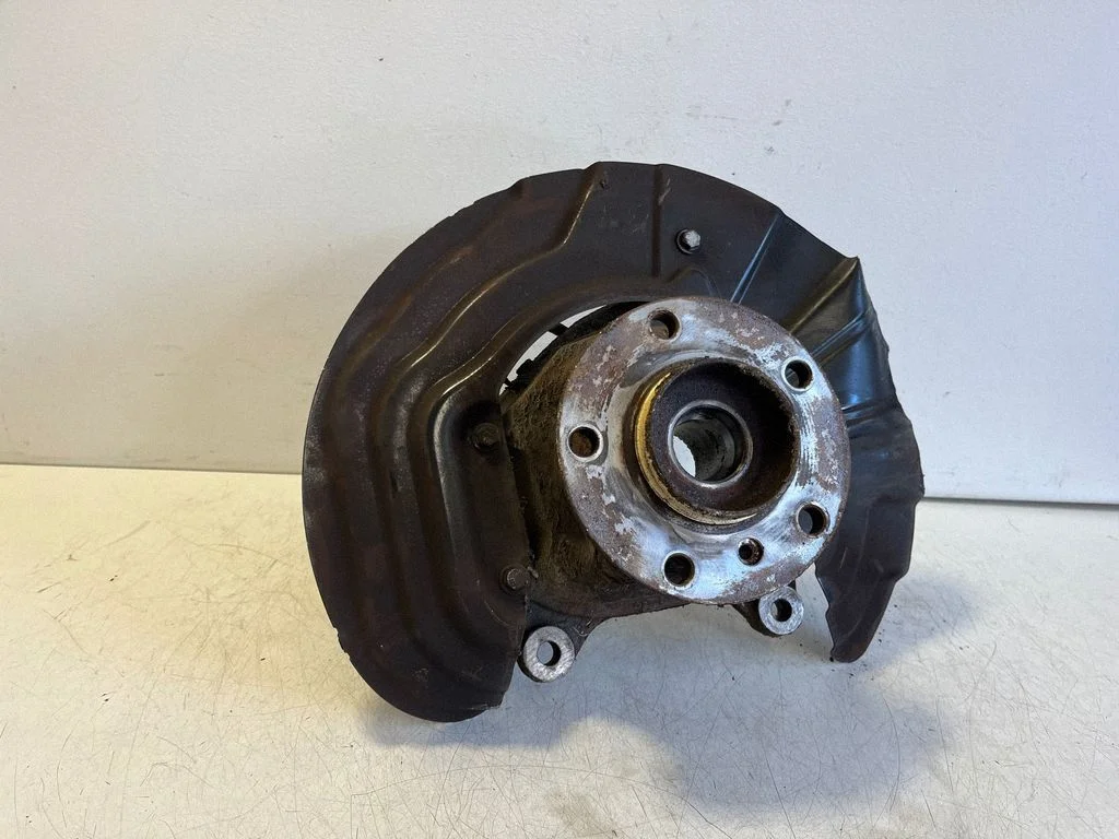 Front wheel hub – right