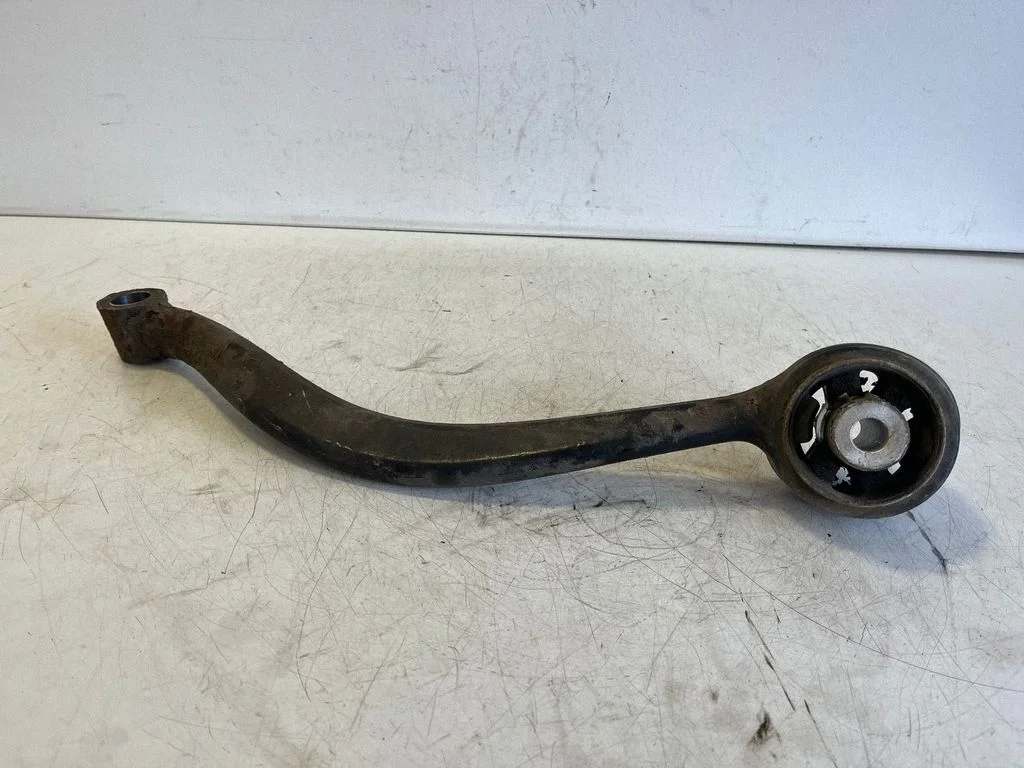 Front control arm – left